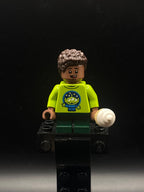 LEGO Minifigura Main Street, U.S.A. Park Guest Child - Boy, Toy Story Shirt with Alien and Rocket on Back, Dark Green Short Legs - Disney — frente