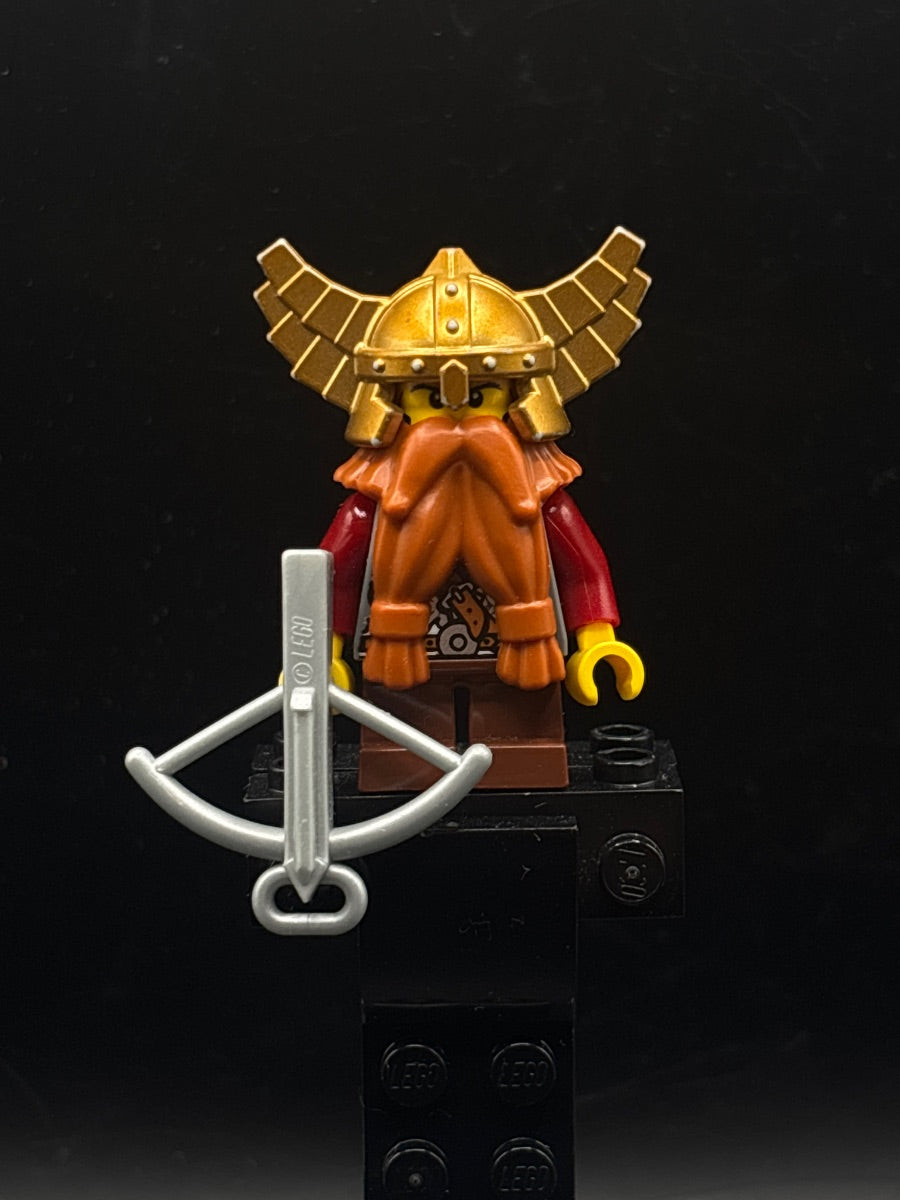 LEGO Minifigura Fantasy Era - Dwarf, Dark Orange Beard, Metallic Gold Helmet with Wings, Dark Red Arms - Castle — frente