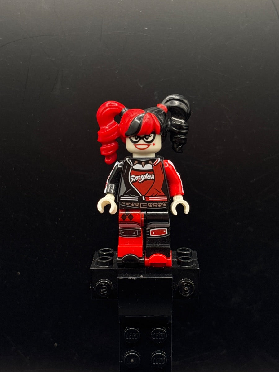 LEGO Minifigura Harley Quinn - Pigtails, Black Eye Mask, Roller Skates - DC — frente