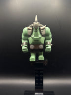 LEGO Minifigura Fantasy Era - Troll, Sand Green with Pearl Dark Gray Armor and 5 White Horns - Castle — frente