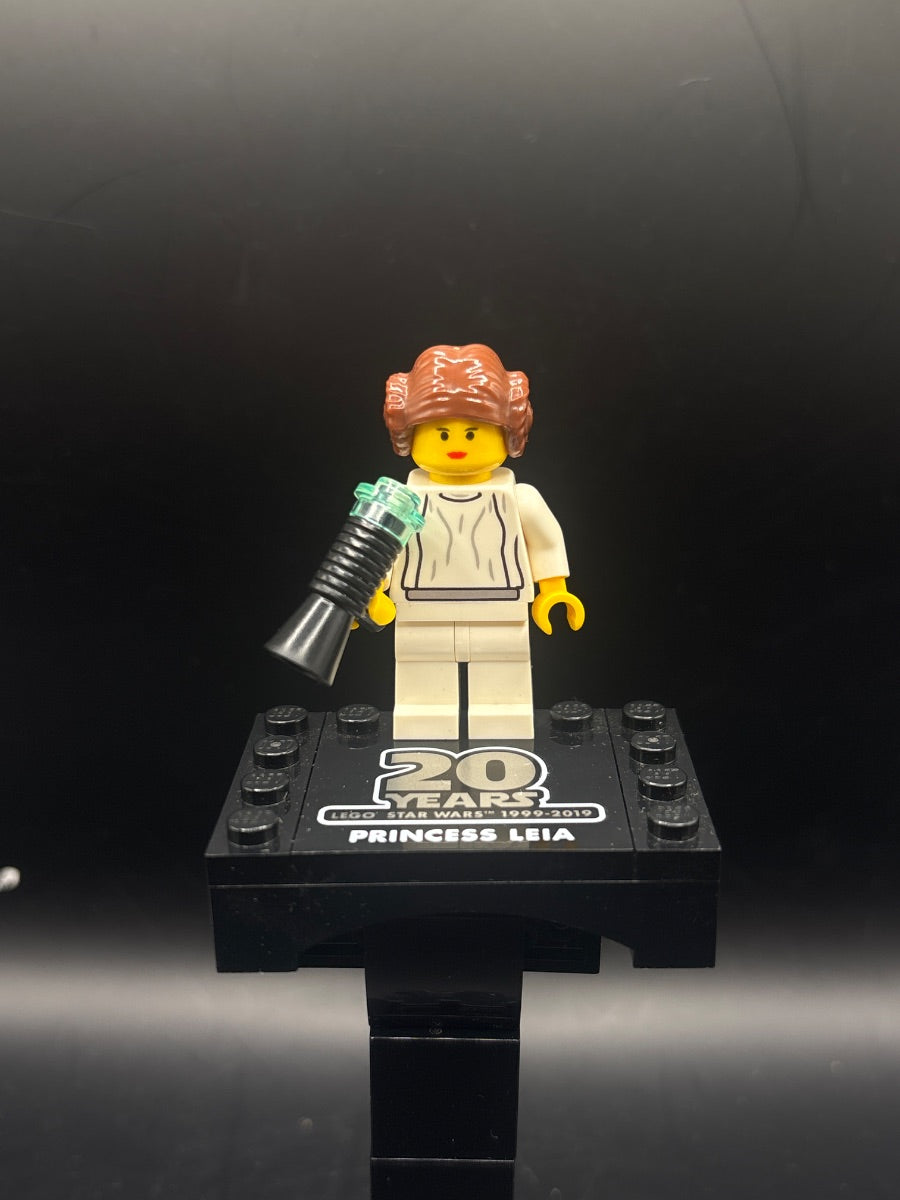 LEGO Minifigura Princess Leia - White Dress, Simple Belt, Yellow Head and Hands, 20th Anniversary Torso - Star Wars — frente