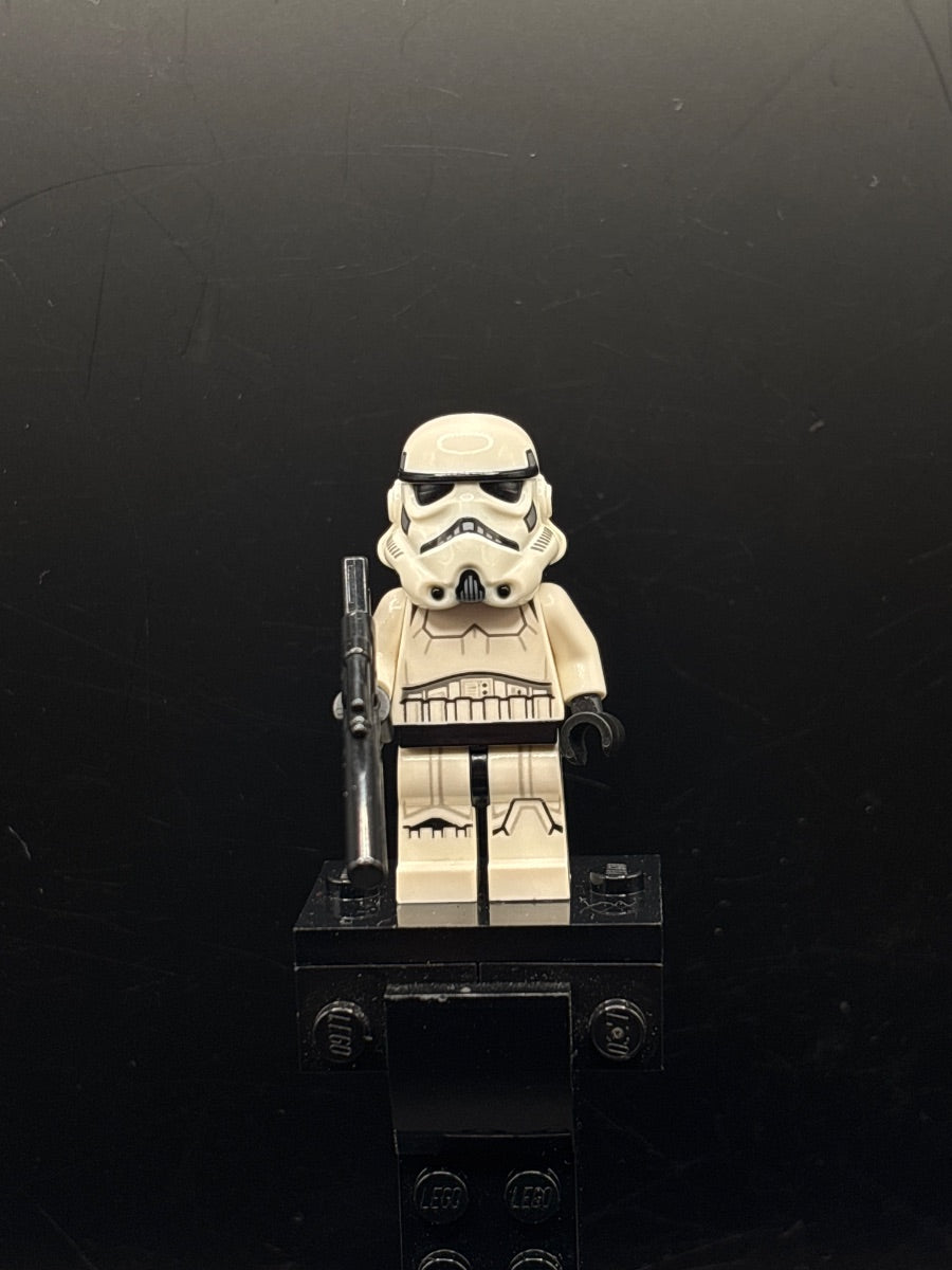 LEGO Minifigura Imperial Stormtrooper - Male, Dual Molded Helmet with Light Bluish Gray Panels on Back, Light Nougat Head, Scowl - Star Wars — frente