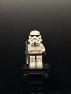 LEGO Minifigura Imperial Stormtrooper - Male, Dual Molded Helmet with Light Bluish Gray Panels on Back, Light Nougat Head, Scowl - Star Wars — frente