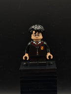 LEGO Minifigura Harry Potter - Gryffindor Robe Clasped, Sweater, Shirt and Tie, Black Short Legs - Harry Potter — frente