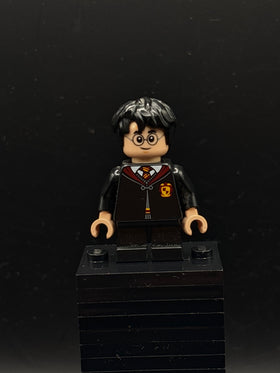 LEGO Minifigura Harry Potter - Gryffindor Robe Clasped, Sweater, Shirt and Tie, Black Short Legs - Harry Potter