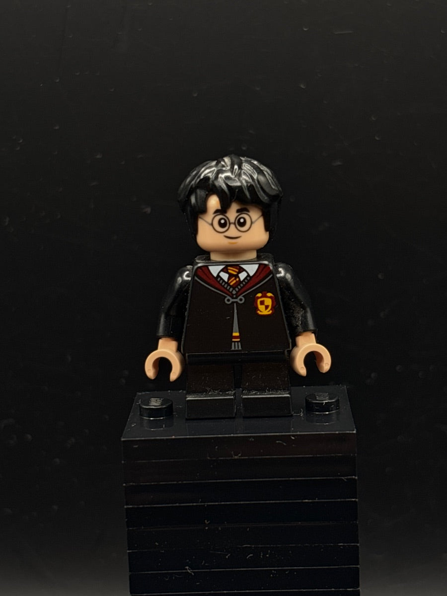 LEGO Minifigura Harry Potter - Gryffindor Robe Clasped, Sweater, Shirt and Tie, Black Short Legs - Harry Potter — frente