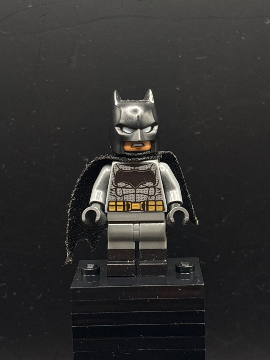 LEGO Minifigura Batman - Dark Bluish Gray Suit, Gold Belt, Black Hands, Spongy Cape, Large Bat Logo - DC — frente