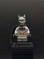 LEGO Minifigura Batman - Dark Bluish Gray Suit, Gold Belt, Black Hands, Spongy Cape, Large Bat Logo - DC — frente