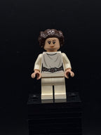 LEGO Minifigura Princess Leia - White Dress, Detailed Belt with 3 Emblems, White Legs, Lopsided Grin / Angry Open Mouth Scowl - Star Wars — frente