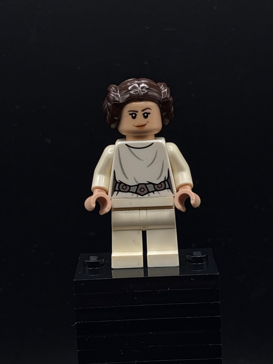 LEGO Minifigura Princess Leia - White Dress, Detailed Belt with 3 Emblems, White Legs, Lopsided Grin / Angry Open Mouth Scowl - Star Wars — frente