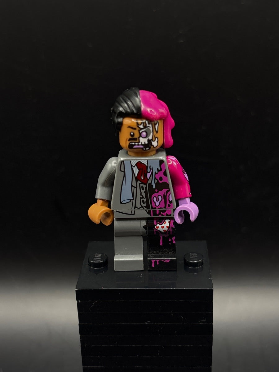 LEGO Minifigura Two-Face - Dark Bluish Gray Suit, Black and Magenta Hair - DC — frente