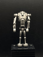LEGO Minifigura Super Battle Droid - Pearl Dark Gray, Narrow Head, Chest Light Indent - Star Wars — frente