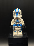 LEGO Minifigura Clone Trooper Officer, 501st Legion (Phase 2) - White Arms, Blue Rangefinder, Nougat Head, Helmet with Holes - Star Wars — frente