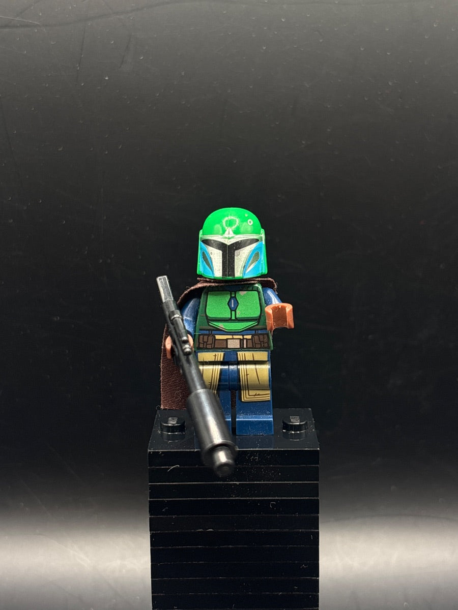 LEGO Minifigura Mandalorian Tribe Warrior (Idalia Desta) - Female, Dark Brown Cape, Green Helmet with Antenna / Rangefinder - Star Wars — frente