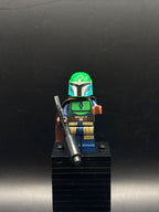 LEGO Minifigura Mandalorian Tribe Warrior (Idalia Desta) - Female, Dark Brown Cape, Green Helmet with Antenna / Rangefinder - Star Wars — frente