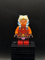 LEGO Minifigura Ahsoka Tano (Padawan) - Dark Red Backless Vest with Necklace and Belt, Medium Legs - Star Wars — frente