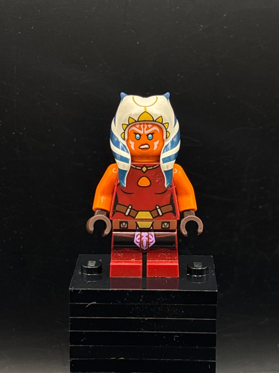 LEGO Minifigura Ahsoka Tano (Padawan) - Dark Red Backless Vest with Necklace and Belt, Medium Legs - Star Wars — frente