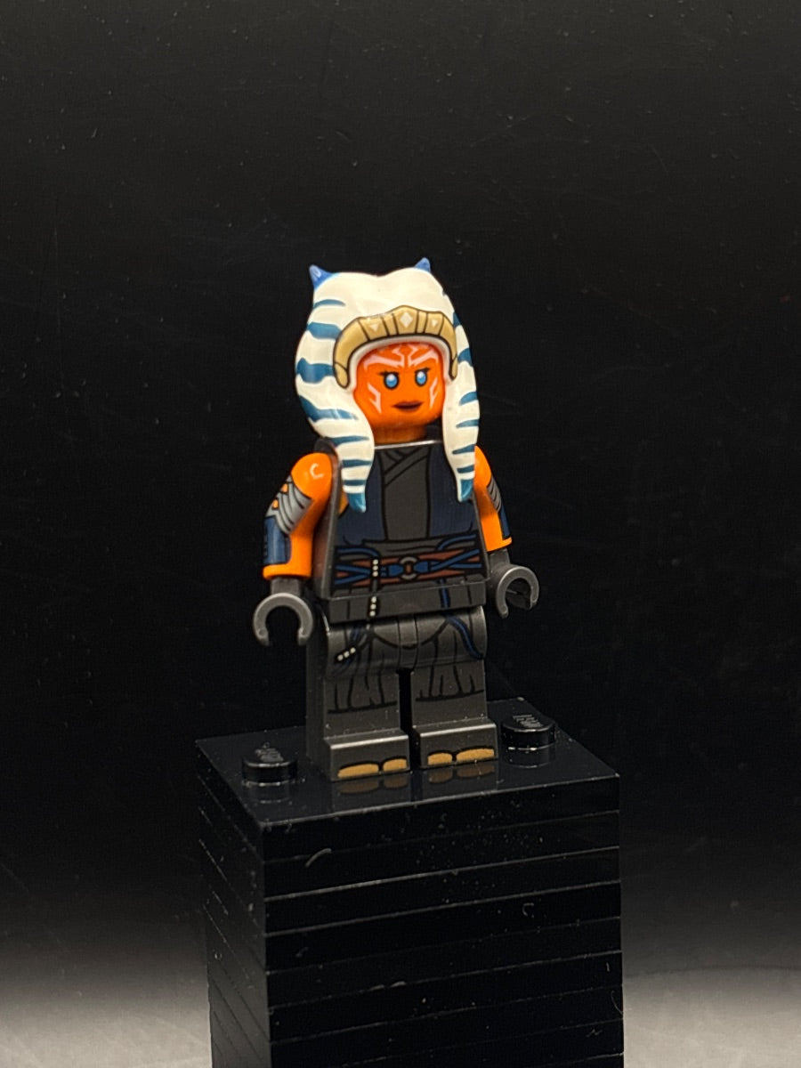 LEGO Minifigura Ahsoka Tano (Adult) - Pearl Dark Gray Robe, Printed Arms - Star Wars — frente