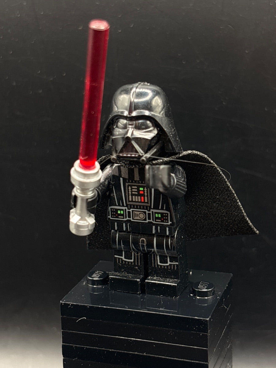 LEGO Minifigura Darth Vader - Printed Arms, Traditional Starched Fabric Cape, White Head with Frown - Star Wars — frente