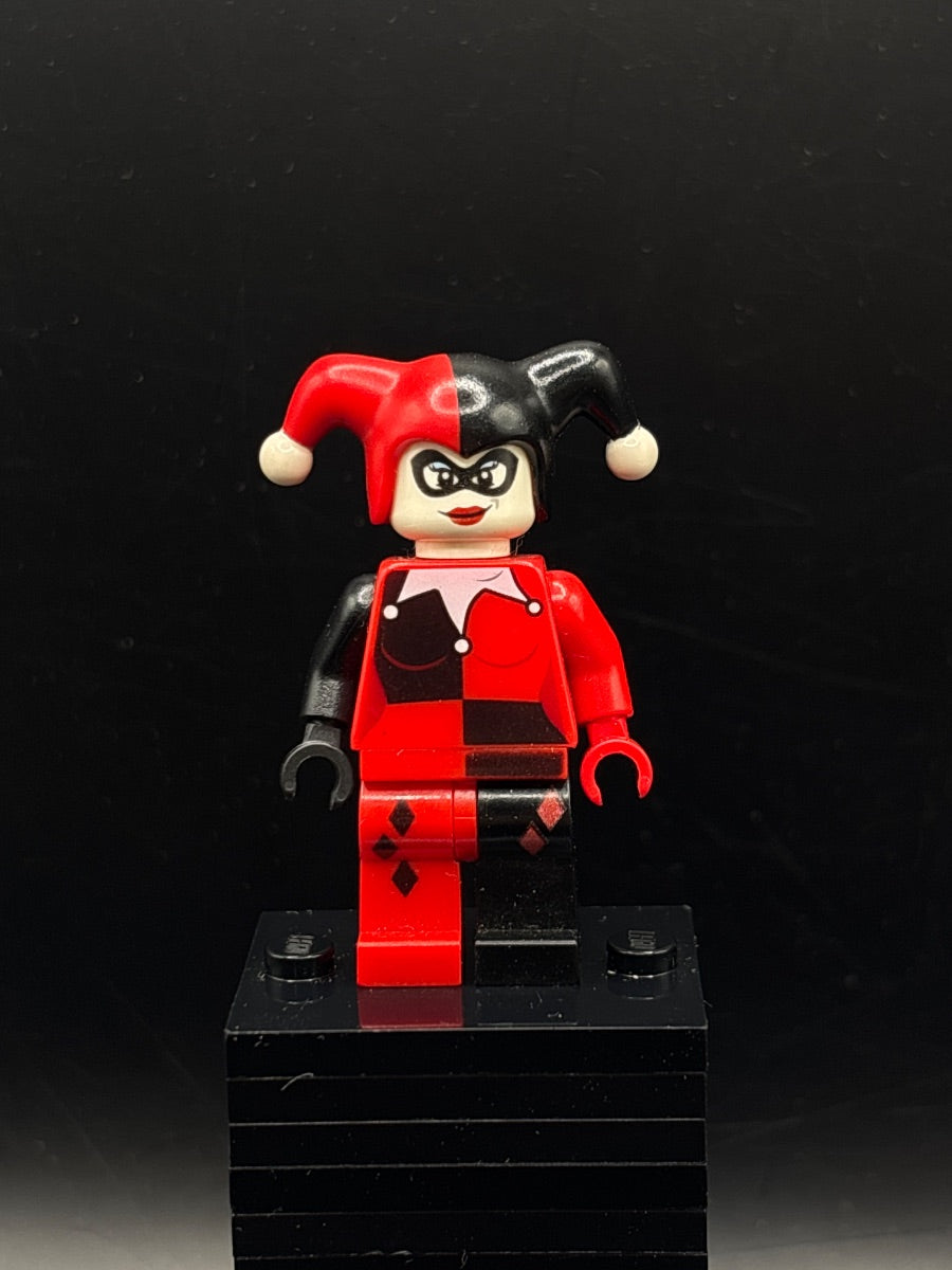LEGO Minifigura Harley Quinn - Black and Red Hands - DC — frente