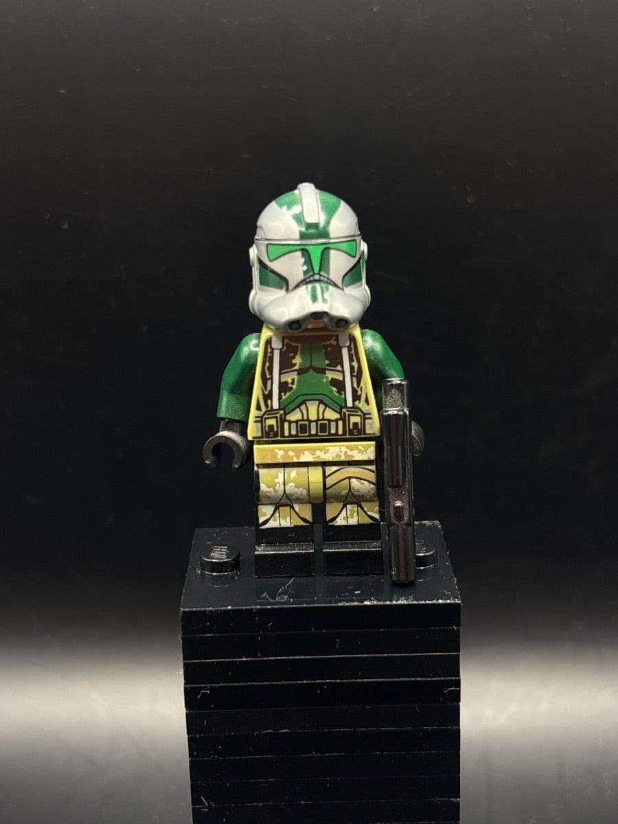 LEGO Minifigura Clone Trooper Commander Gree, 41st Elite Corps (Phase 2) - Kashyyyk Camouflage, Dark Tan Markings on Legs, Scowl - Star Wars — frente