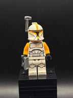 LEGO Minifigura Clone Trooper Commander (Phase 1) - Bright Light Orange Arms, Nougat Head - Star Wars — frente