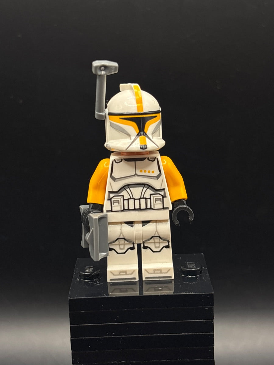 LEGO Minifigura Clone Trooper Commander (Phase 1) - Bright Light Orange Arms, Nougat Head - Star Wars — frente