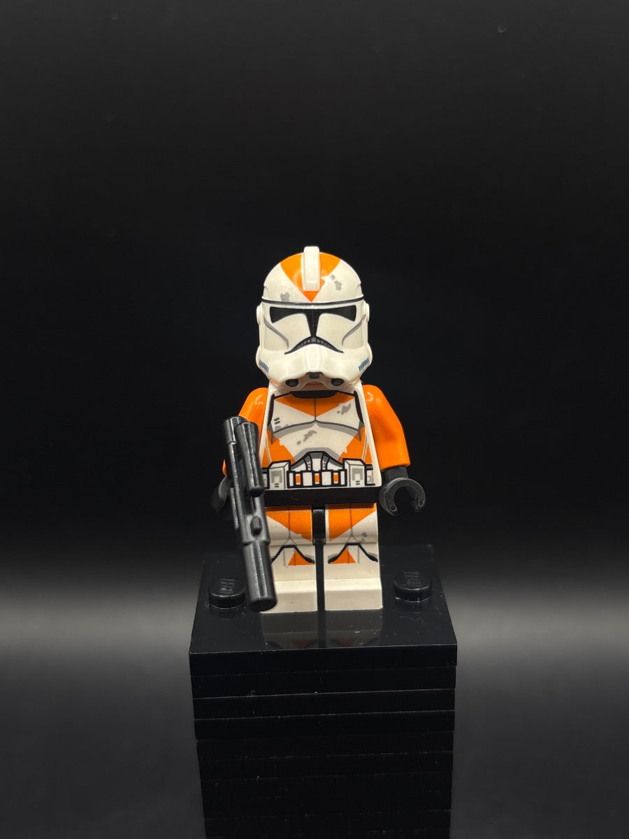 LEGO Minifigura Clone Trooper, 212th Attack Battalion (Phase 2) - Orange Arms, Dirt Stains, Scowl - Star Wars — frente