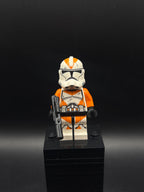 LEGO Minifigura Clone Trooper, 212th Attack Battalion (Phase 2) - Orange Arms, Dirt Stains, Scowl - Star Wars — frente