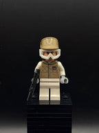 LEGO Minifigura Hoth Rebel Trooper Dark Tan Uniform and Helmet, White Legs - Star Wars — frente
