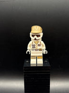 LEGO Minifigura Hoth Rebel Trooper White Uniform, Dark Tan Helmet, Reddish Brown Head - Star Wars — frente