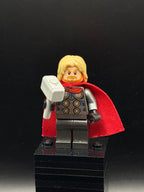 LEGO Minifigura Thor - Spongy Cape with Single Hole, Pearl Dark Gray Legs - Marvel — frente