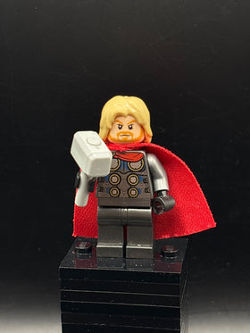 LEGO Minifigura Thor - Spongy Cape with Single Hole, Pearl Dark Gray Legs - Marvel