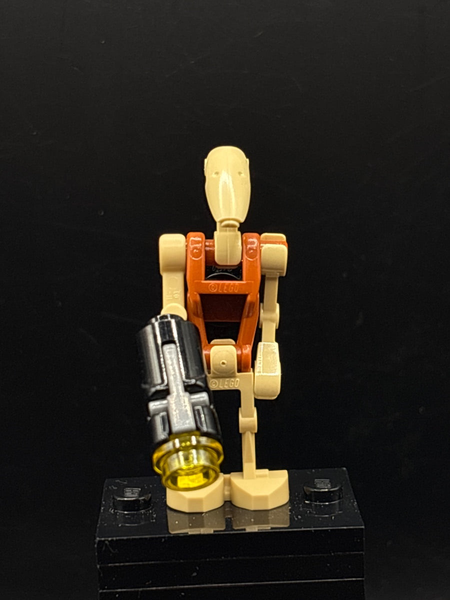LEGO Minifigura Security Battle Droid - Dark Red Torso, Angled Arm and Straight Arm - Star Wars — frente