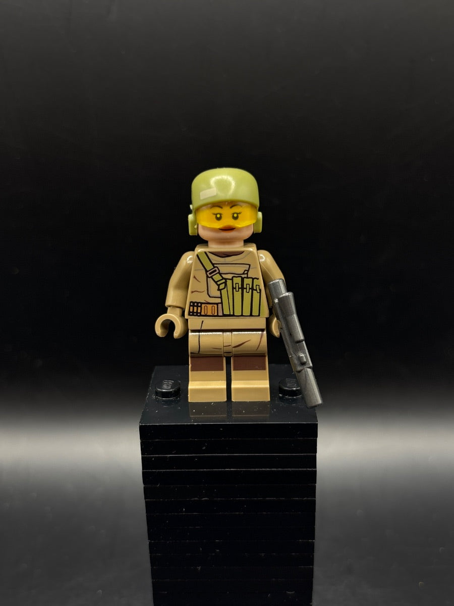 LEGO Minifigura Resistance Trooper (Female) - Dark Tan Hoodie Jacket, Ammo Pouch, Helmet without Chin Guard - Star Wars — frente