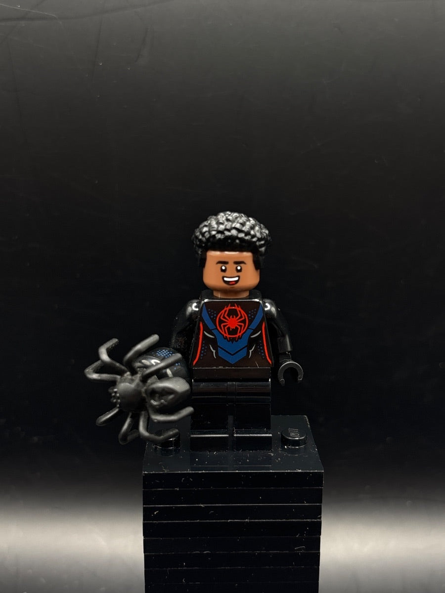 LEGO Minifigura Spider-Man (Miles Morales) - Spider-Verse Suit - Marvel — frente