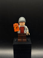 LEGO Minifigura Dinosaur Market Stall Owner - Male, Light Bluish Gray Hoodie, Dark Brown Legs, Dark Bluish Gray Beanie - Jurassic World — frente