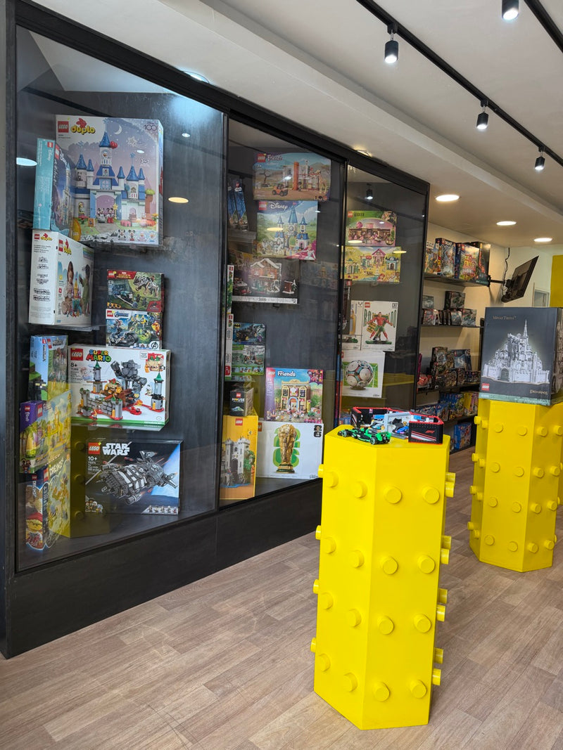 Interior de DagaBlocks con vitrinas de sets LEGO
