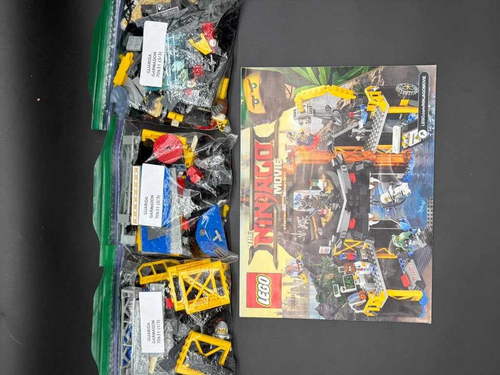 LEGO Set Garmadon's Volcano Lair - The LEGO NINJAGO Movie (70631-1) — frente