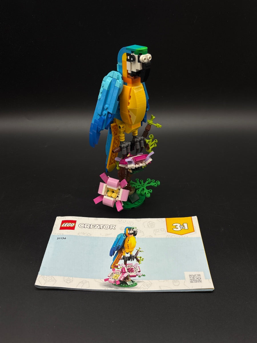 LEGO Set Exotic Parrot - Creator (31136-1) — frente