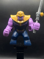 LEGO Minifigura Thanos - Large Figure, Dark Blue Outfit, Medium Lavender Arms, Pearl Gold Helmet (sh0504) — Marvel