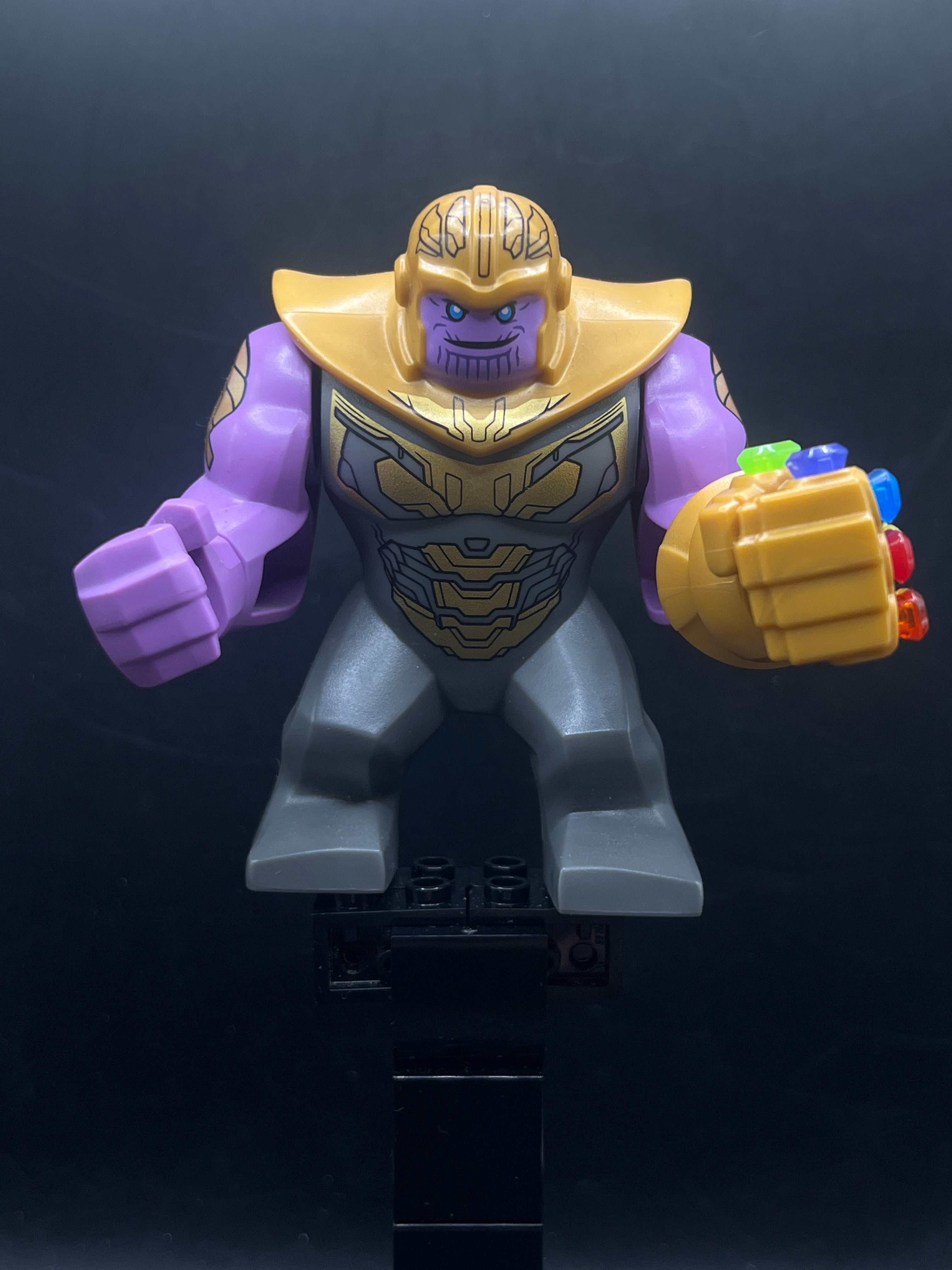 Thanos - Large Figure, Dark Bluish Gray Outfit with Gold Armor, Pearl Gold Helmet (sh0576) | Marvel | DagaBlocks