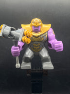 LEGO Minifigura Thanos - Large Figure, Dark Bluish Gray Outfit with Gold Armor, Pearl Gold Helmet (sh0576) — Marvel