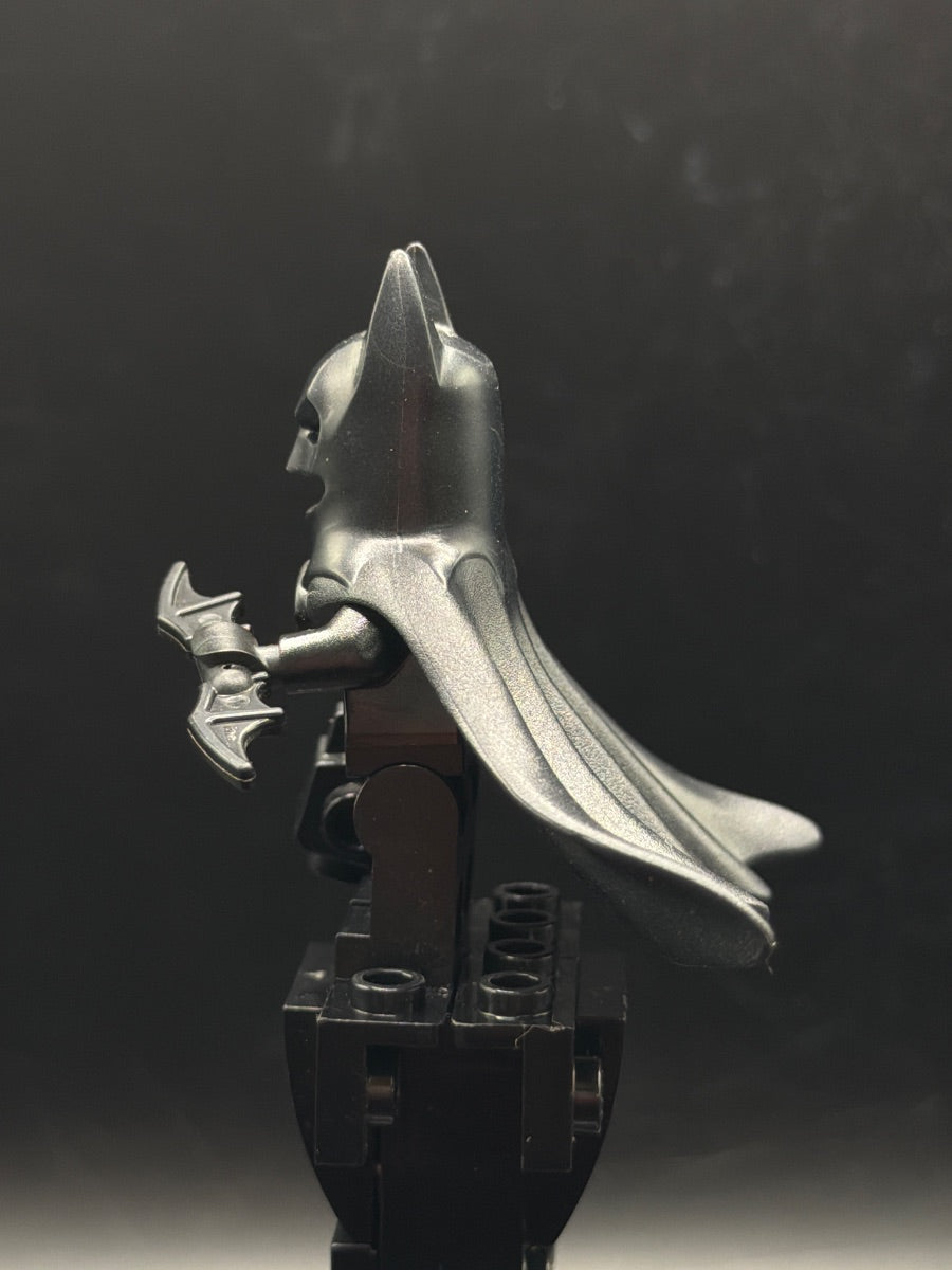 LEGO Minifigura Batman One Piece Cowl and Cape with Complex Bat Logo (1989) - DC — costado