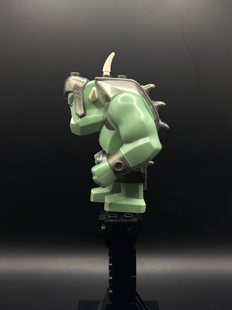 LEGO Minifigura Fantasy Era - Troll, Sand Green with Pearl Dark Gray Armor and 5 White Horns - Castle — costado