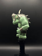LEGO Minifigura Fantasy Era - Troll, Sand Green with Pearl Dark Gray Armor and 5 White Horns - Castle — costado