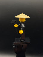 LEGO Minifigura First Spinjitzu Master - NINJAGO — costado