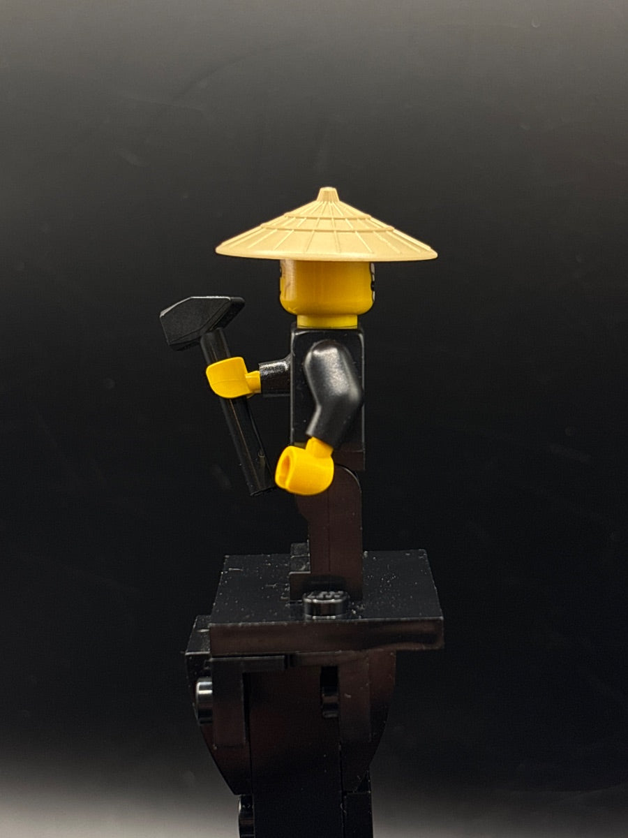 LEGO Minifigura First Spinjitzu Master - NINJAGO — costado