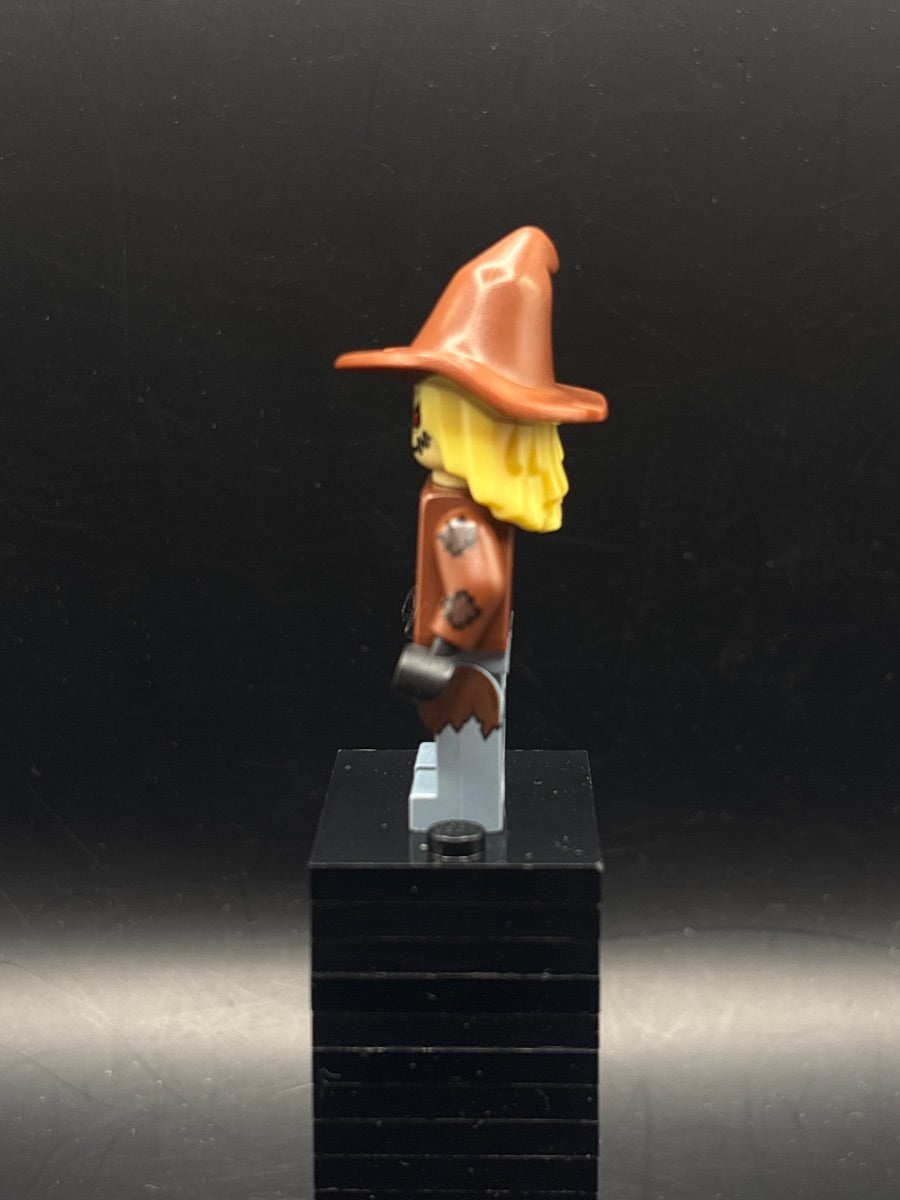 LEGO Minifigura Scarecrow - Reddish Brown Floppy Hat - DC — costado