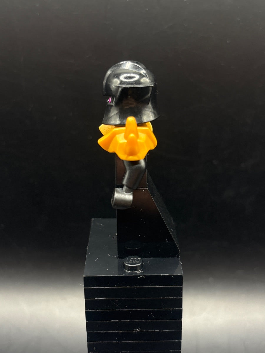 LEGO Minifigura Overlord (Golden Master) - Rebooted - NINJAGO — costado